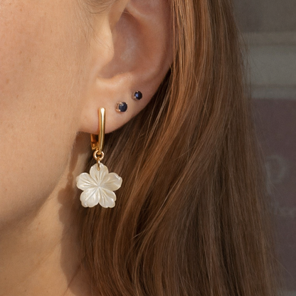 עגילים עם תליון פרח דובדבן מצדף