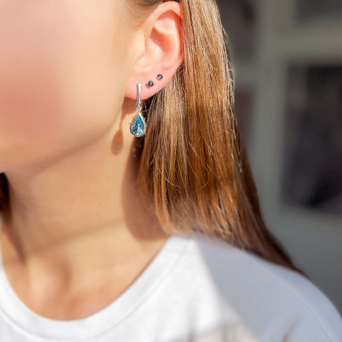 עגיל כסף "שיה" עם אבני בלו טופז