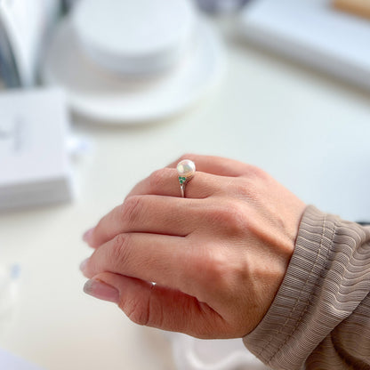 טבעת כסף "פיונה" עם פנינה ואמרלד