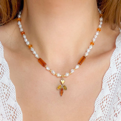 שרשרת פנינים עם תליון ענבר ב3 צבעים