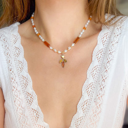 שרשרת פנינים עם תליון ענבר ב3 צבעים