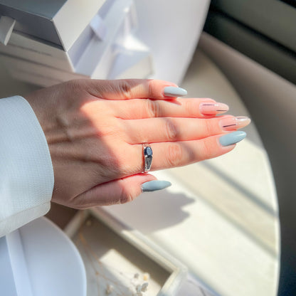 טבעת כסף טהור "ג'ני" עם אבן ספיר