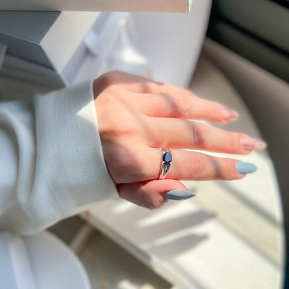 טבעת כסף טהור "ג'ני" עם אבן ספיר