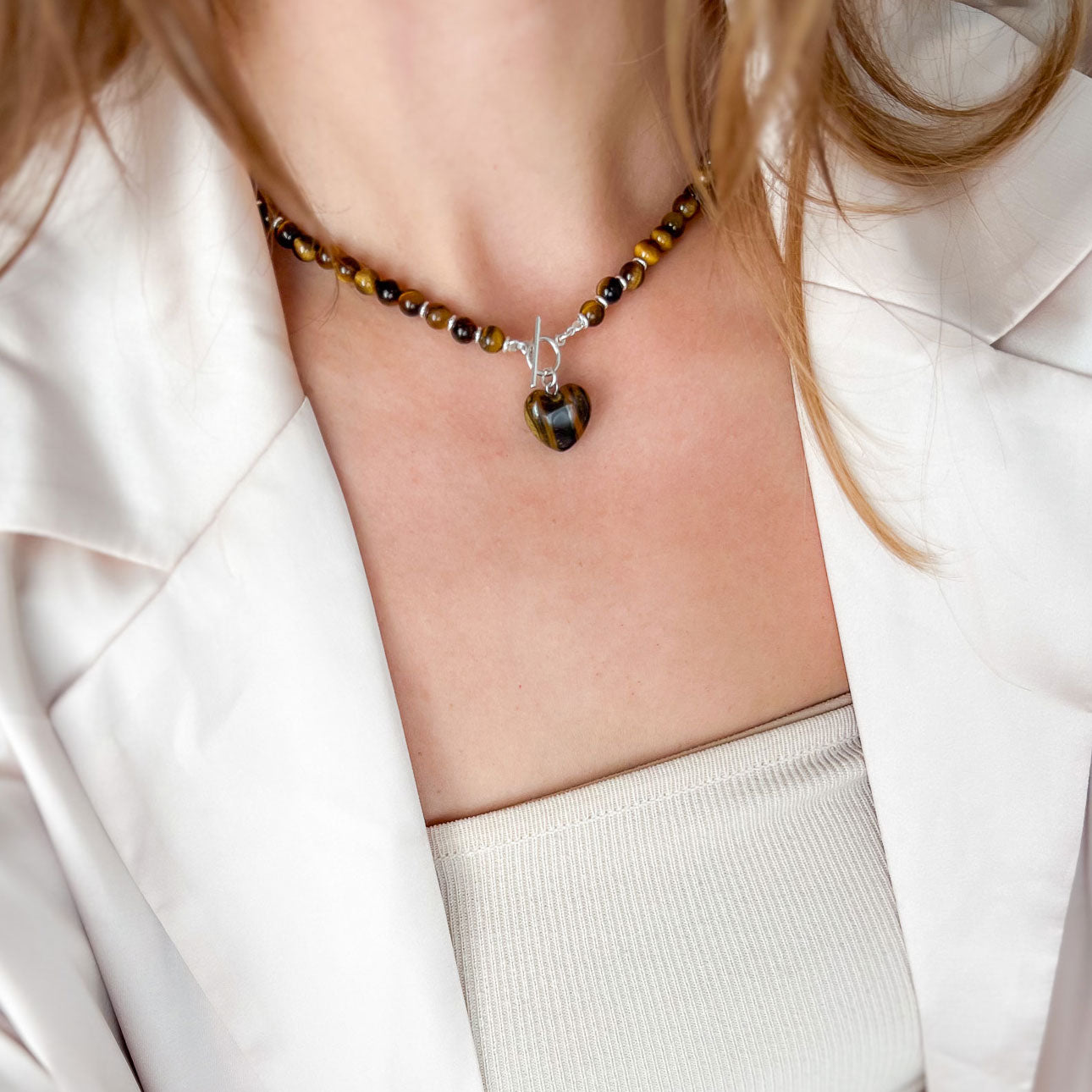 שרשרת מאבני עין הנמר עם תליון לב