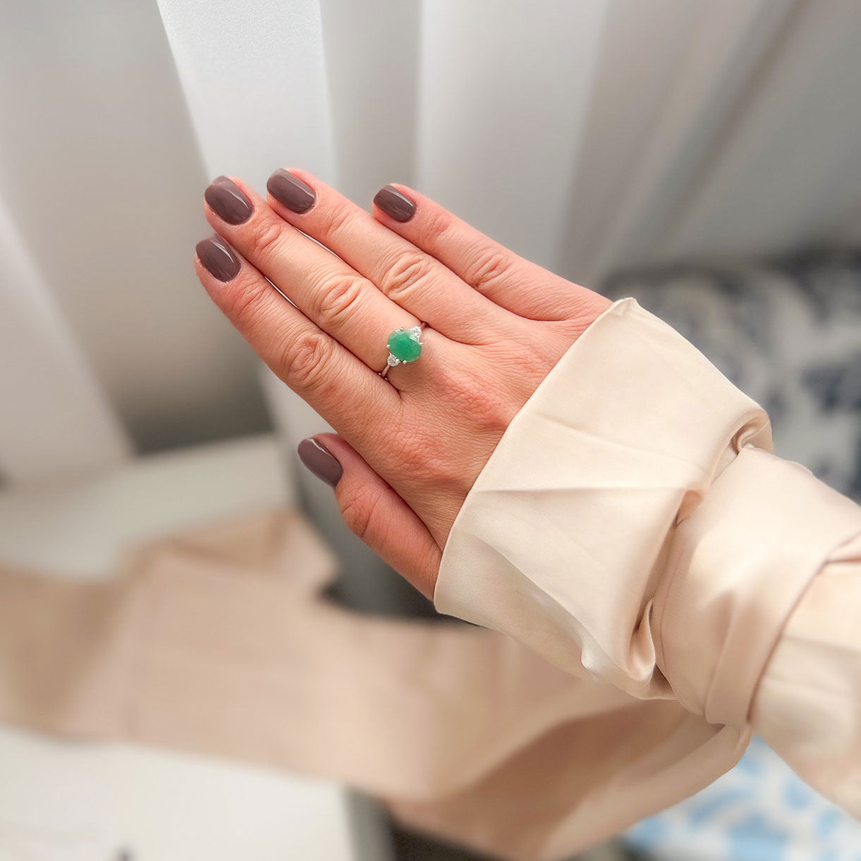 טבעת כסף "שי" עם אבן אמרלד טבעית