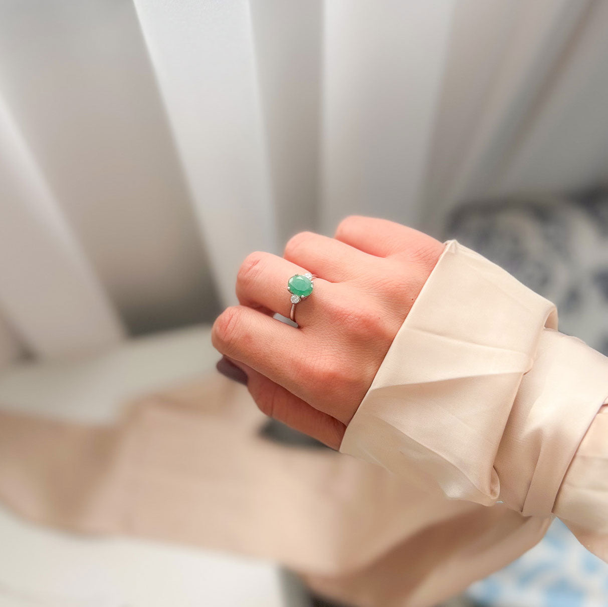 טבעת כסף "שי" עם אבן אמרלד טבעית