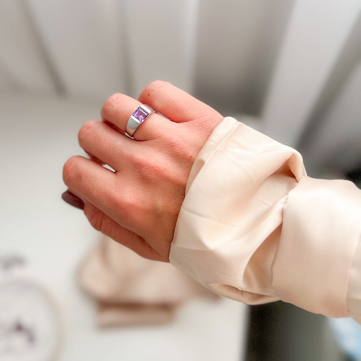 טבעת כסף "מונה" עם אבן אמטיסט