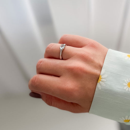 טבעת כסף "איימי" עם אבן אקוומרין