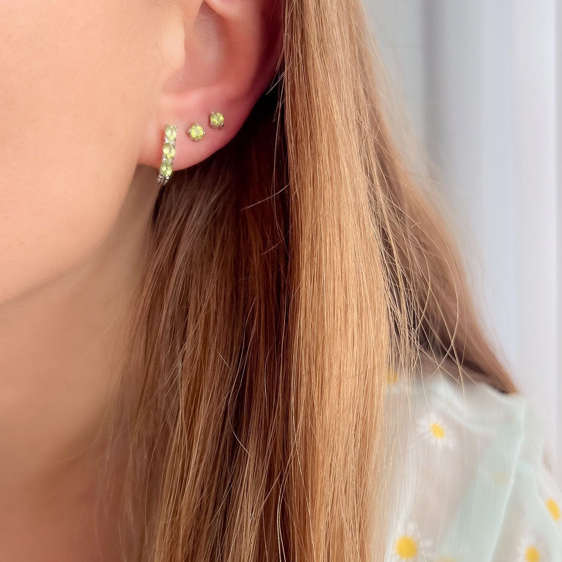 עגילי כסף "אוליב" עם אבני פרידוט