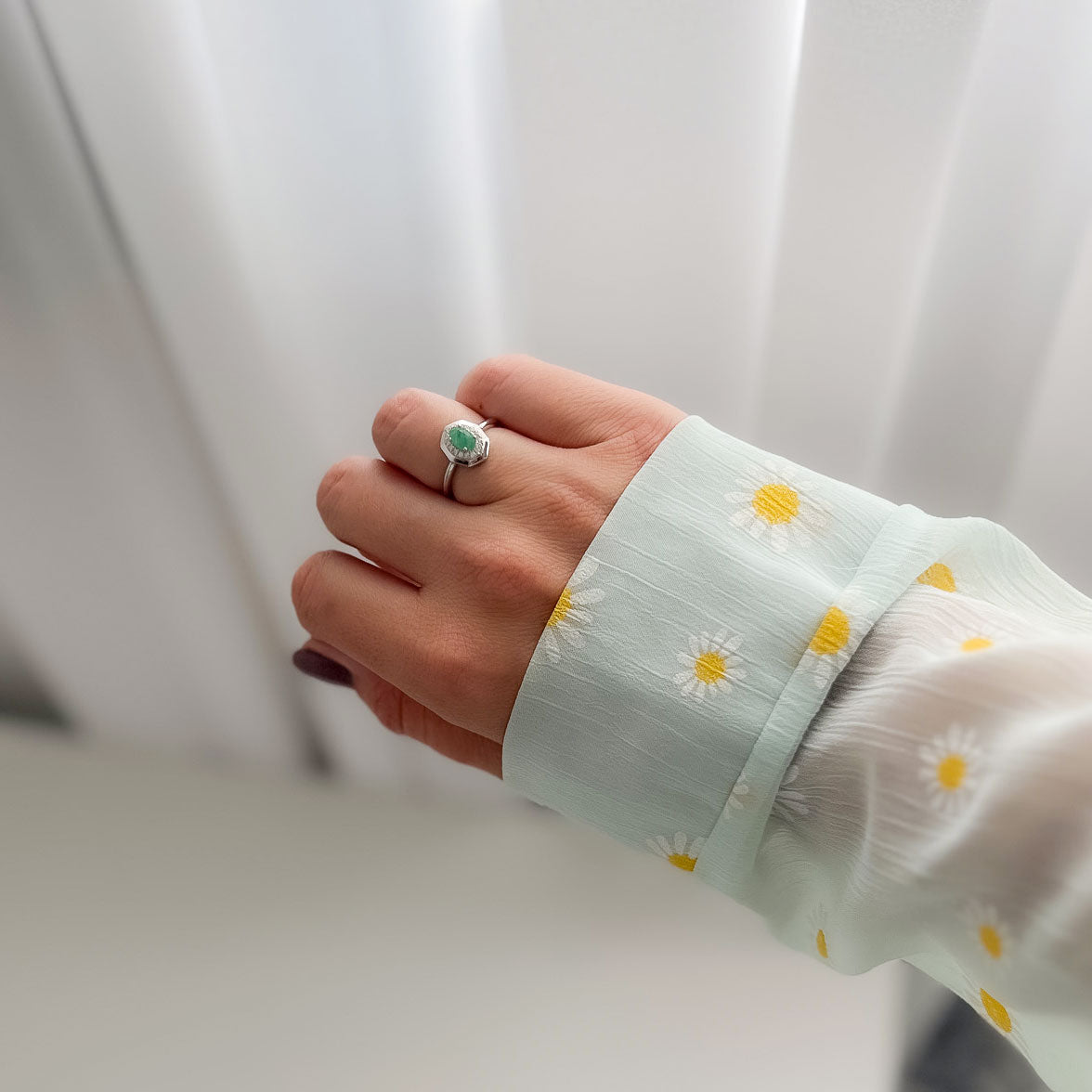 טבעת כסף "גפן" עם אבן אמרלד