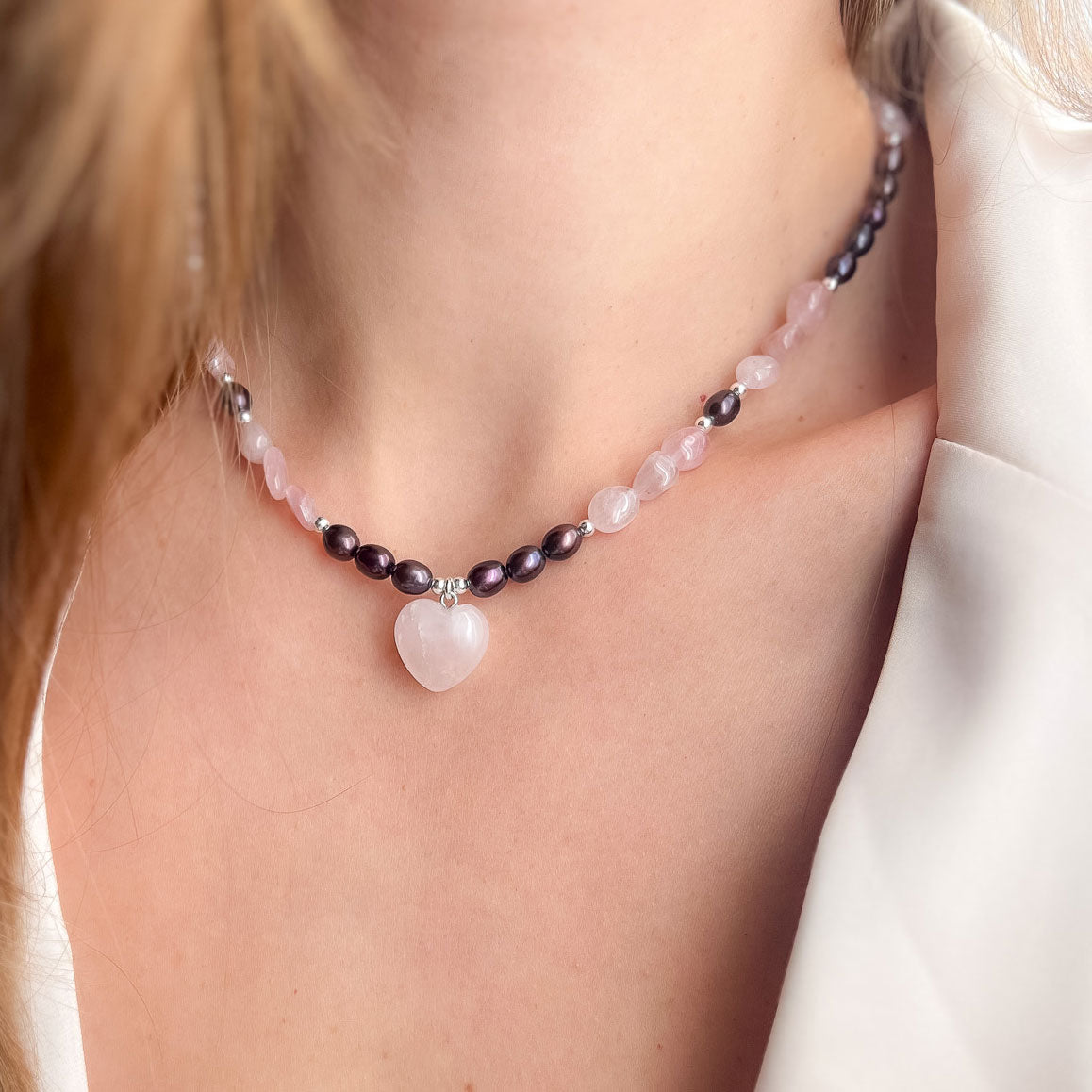 שרשרת אבני רוז קוורץ ופנינים עם תליון לב