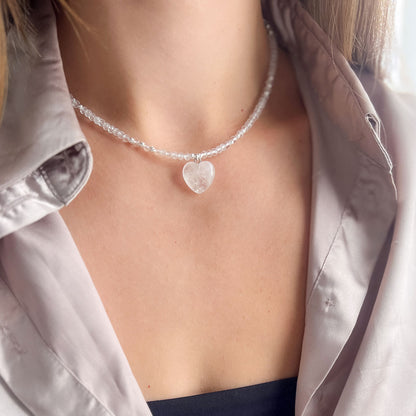 שרשרת אבני קריסטל קוורץ עדינה עם תליון לב