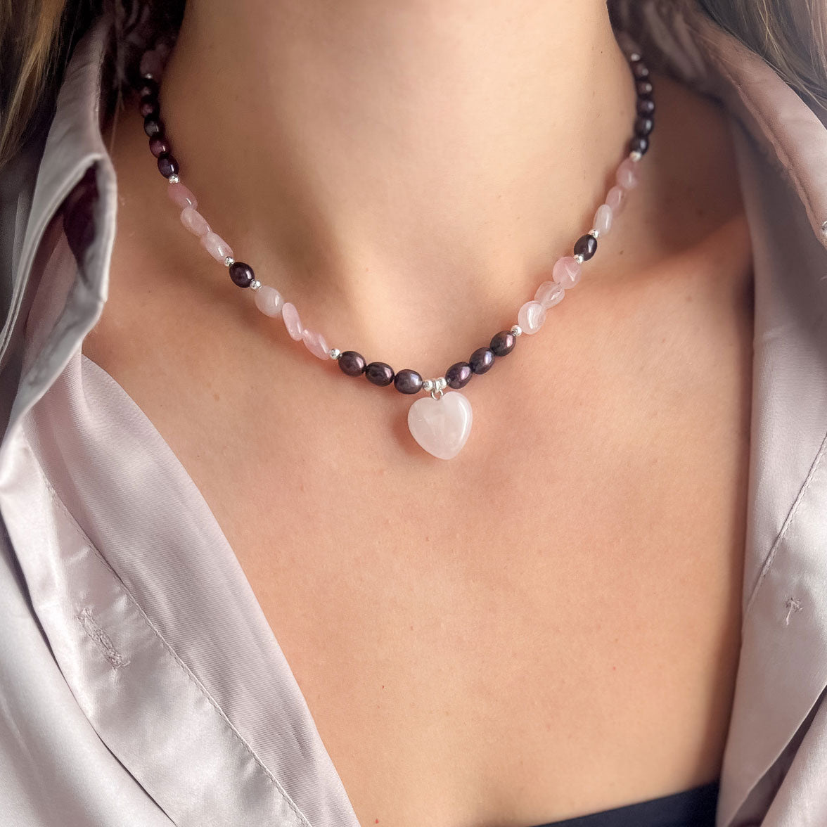 שרשרת אבני רוז קוורץ ופנינים עם תליון לב