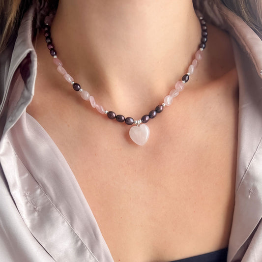 שרשרת אבני רוז קוורץ ופנינים עם תליון לב