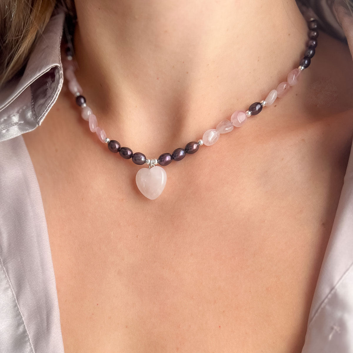 שרשרת אבני רוז קוורץ ופנינים עם תליון לב