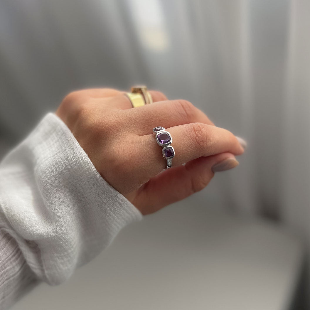 טבעת כסף "אלה" עם אבני אמטיסט