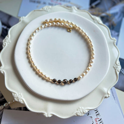 SHARON שרשרת פנינים עם אבני סמוקי קוורץ