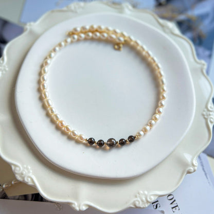 SHARON שרשרת פנינים עם אבני סמוקי קוורץ