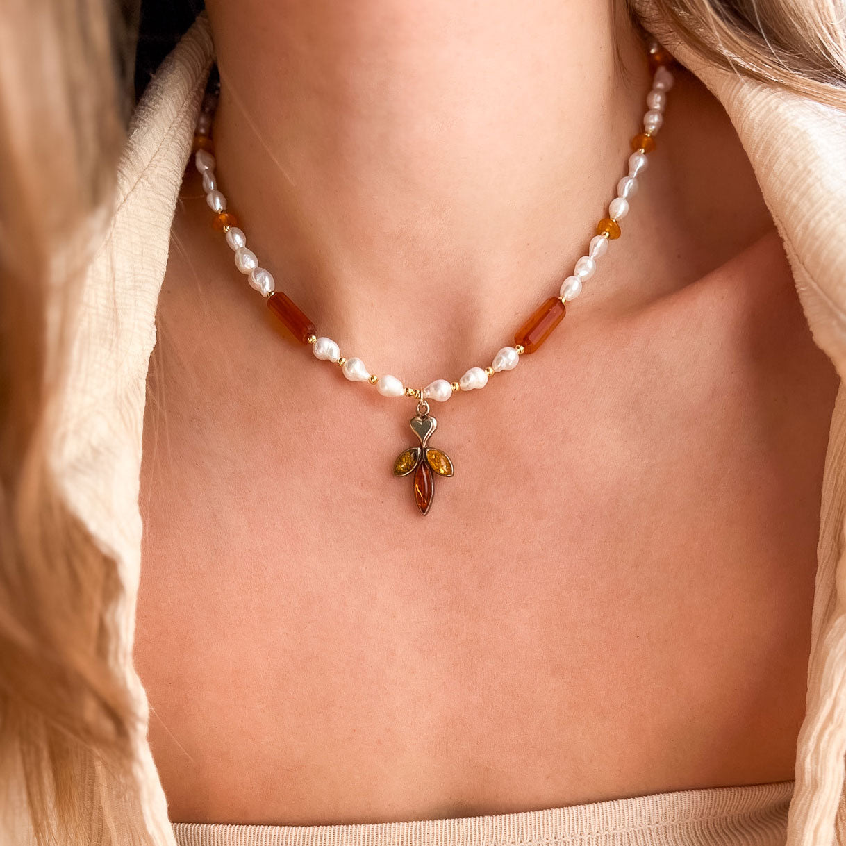 שרשרת פנינים עם תליון ענבר ב3 צבעים