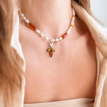 שרשרת פנינים עם תליון ענבר ב3 צבעים