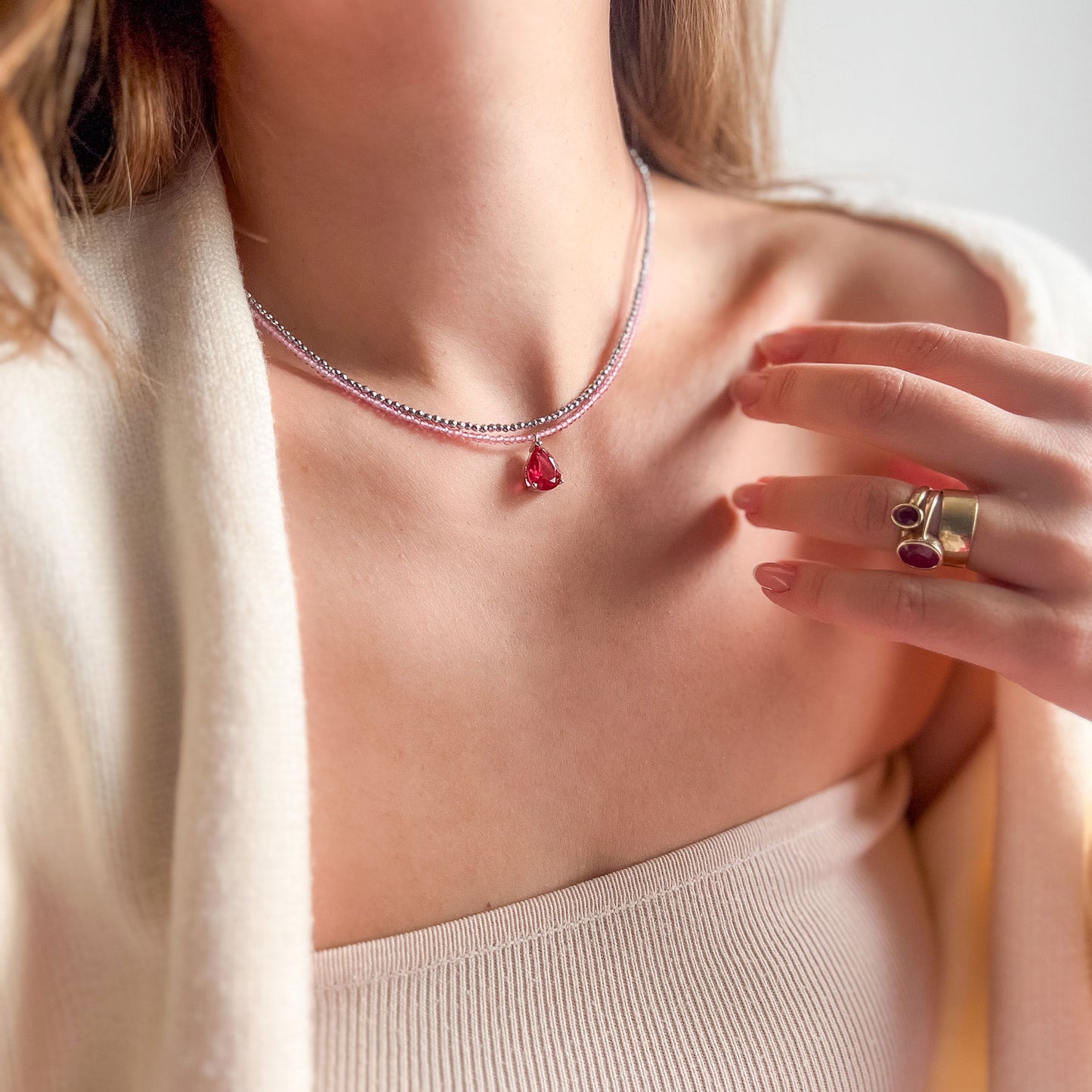 שרשרת אבני שפינל ורודה עם תליון טיפה