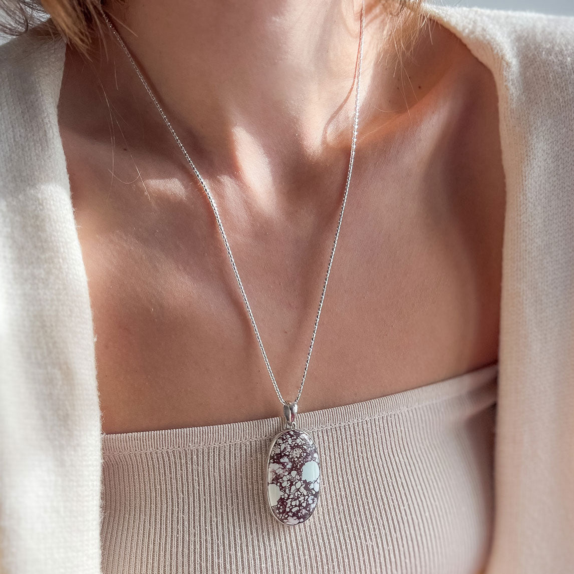 תליון "וונדי" עם אבן טורקיז לבנה