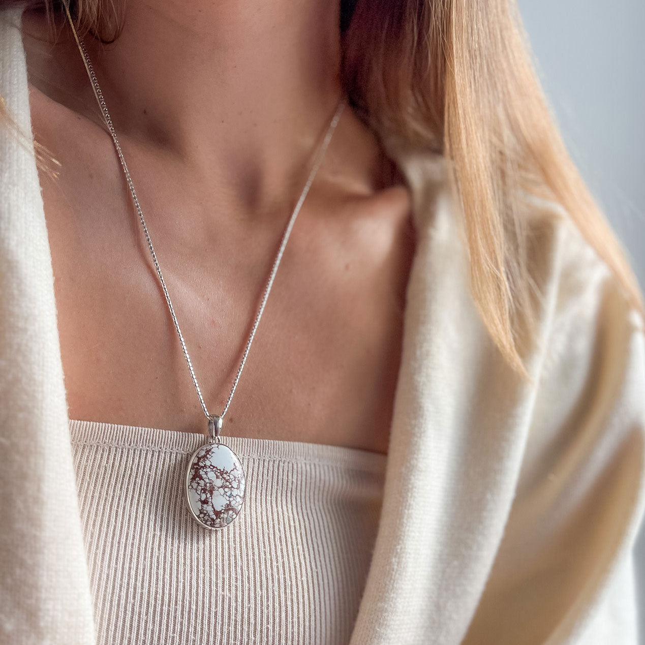 תליון "בנדי" עם אבן טורקיז לבנה