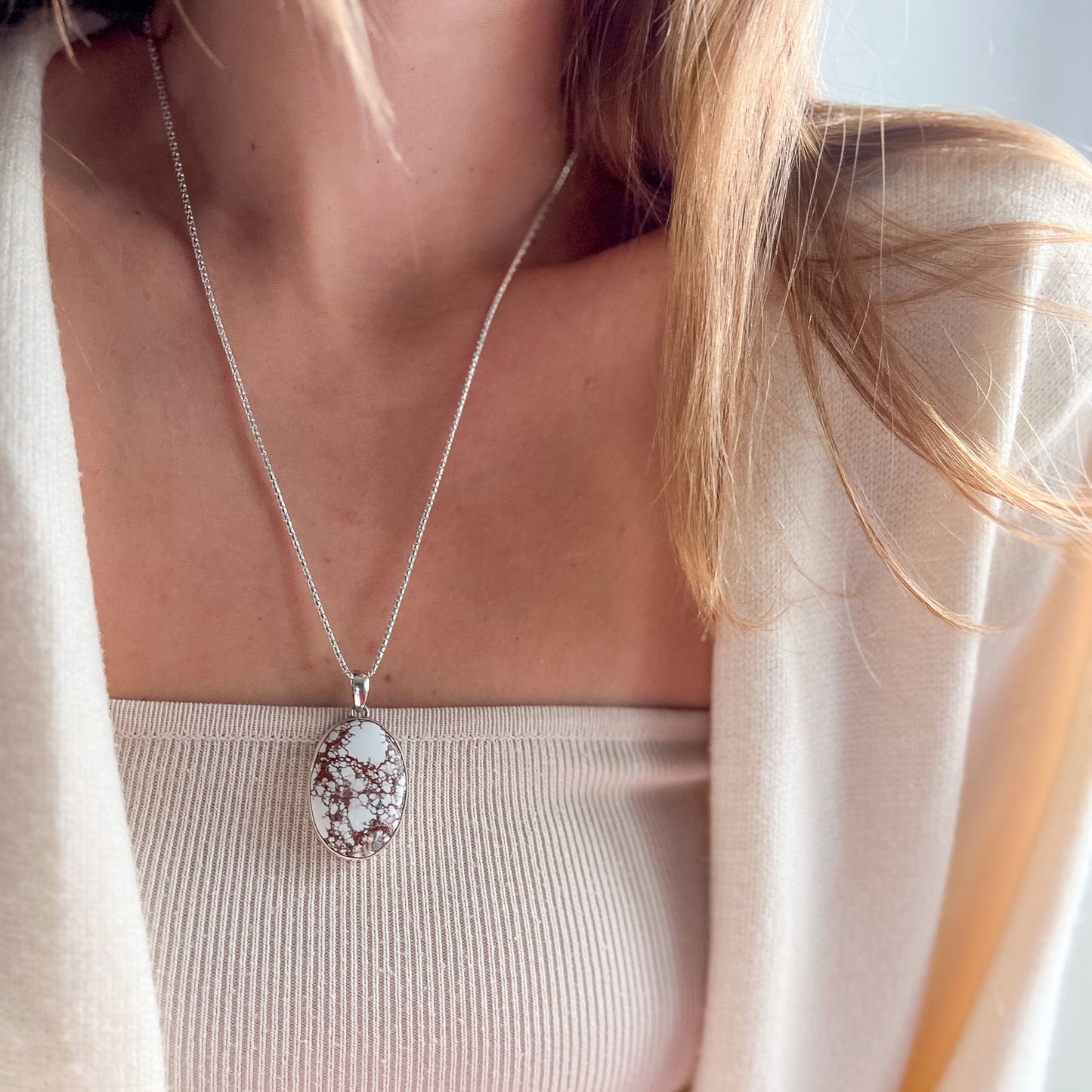 תליון "בנדי" עם אבן טורקיז לבנה