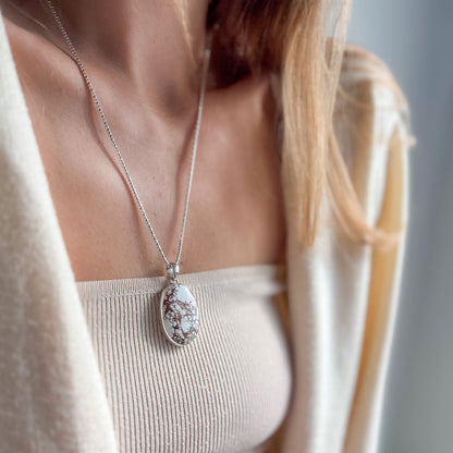 תליון "בנדי" עם אבן טורקיז לבנה