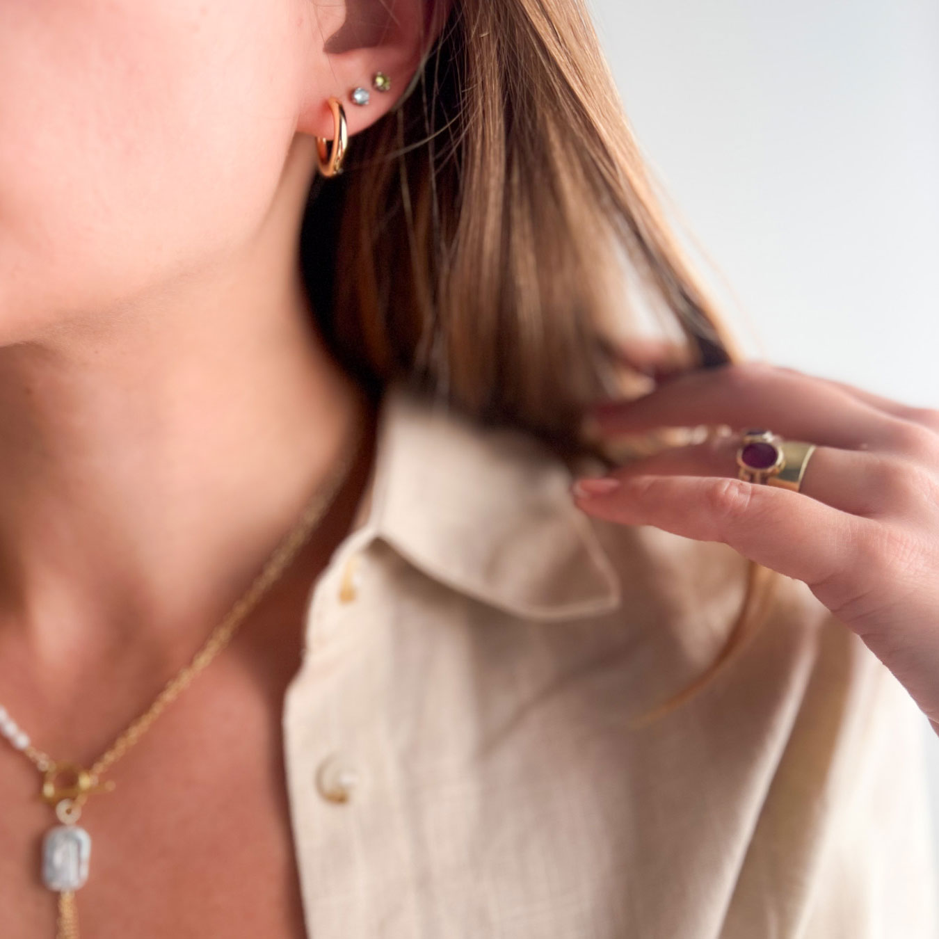 GOLD עגילי חישוק ג'יפסי עם פנינה מרובעת