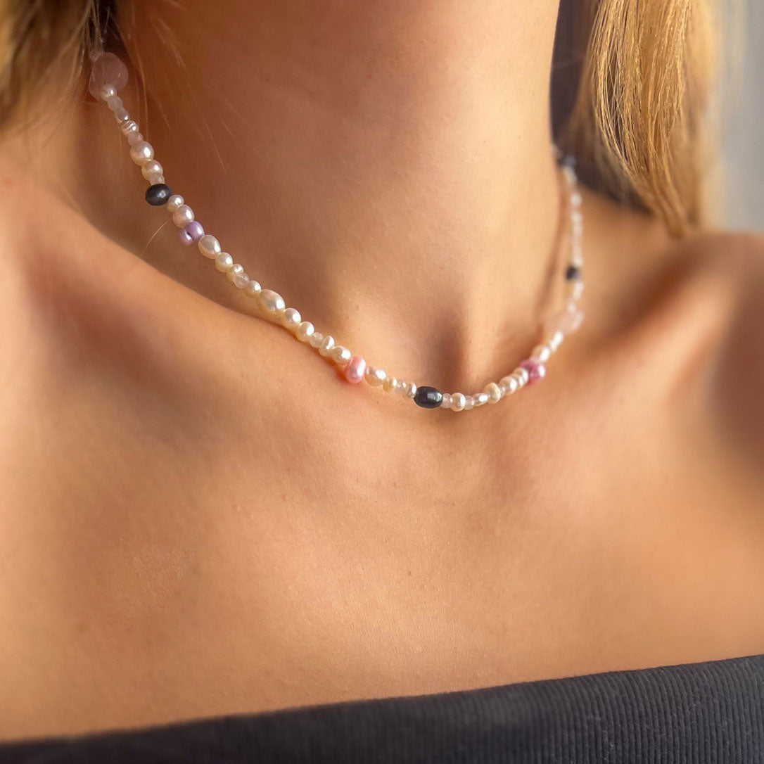 ARI שרשרת פנינים עם לב רוז קוורץ