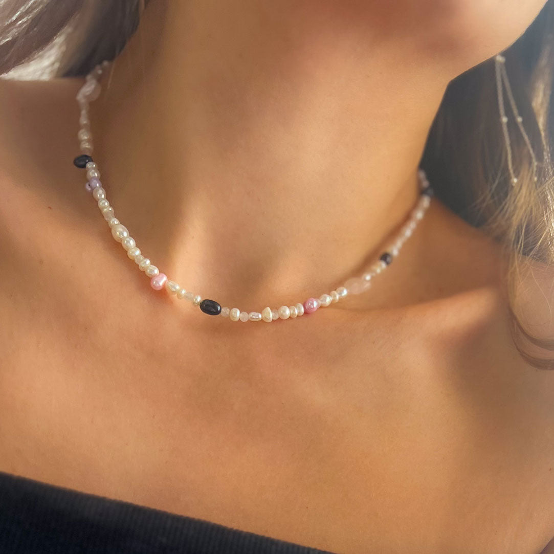 ARI שרשרת פנינים עם לב רוז קוורץ