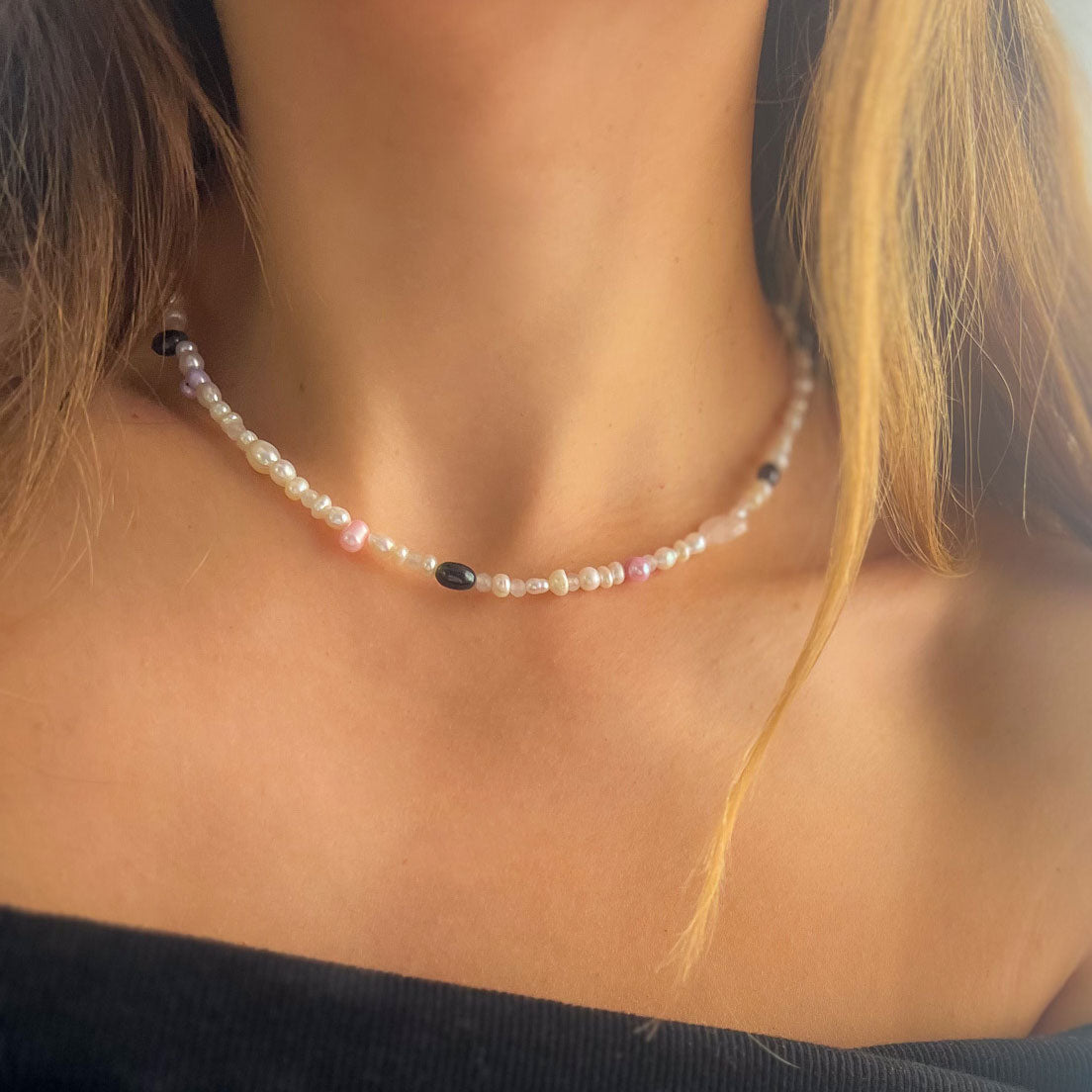 ARI שרשרת פנינים עם לב רוז קוורץ