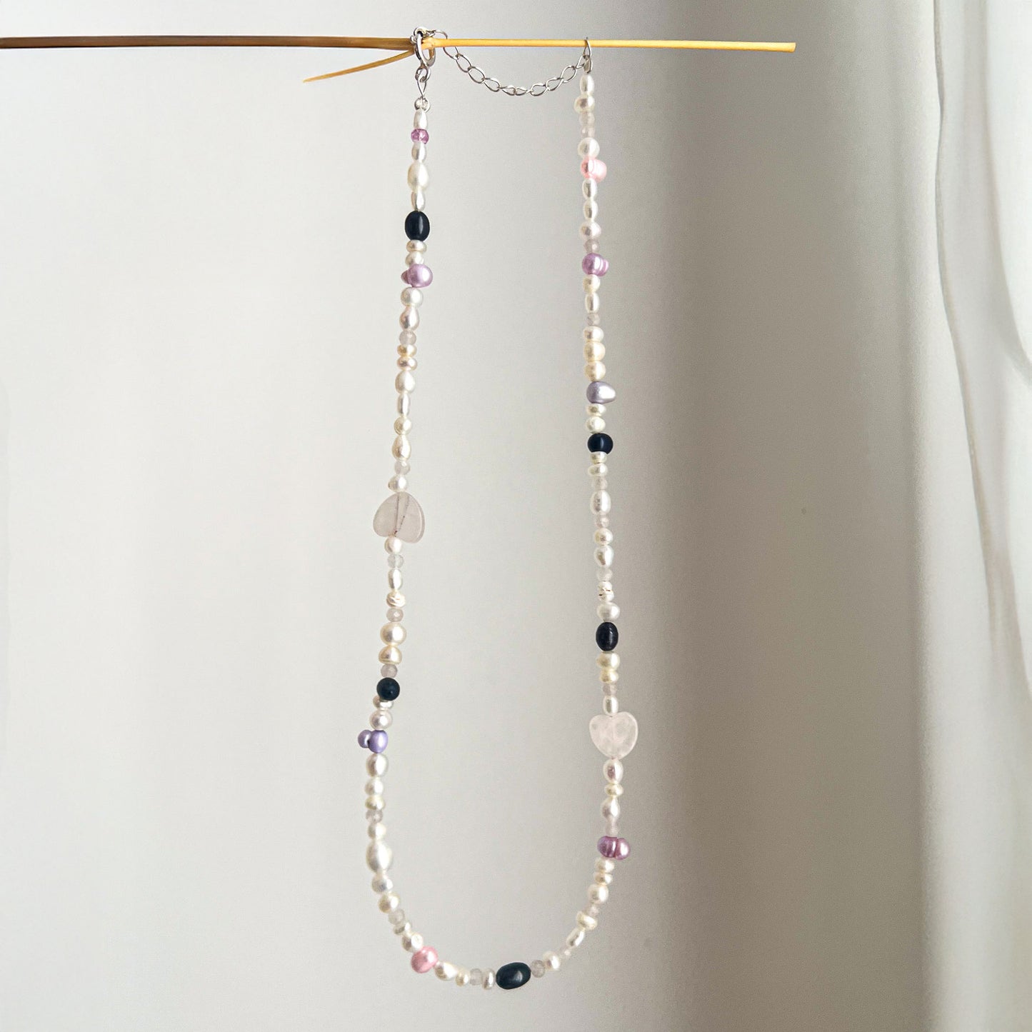 ARI שרשרת פנינים עם לב רוז קוורץ