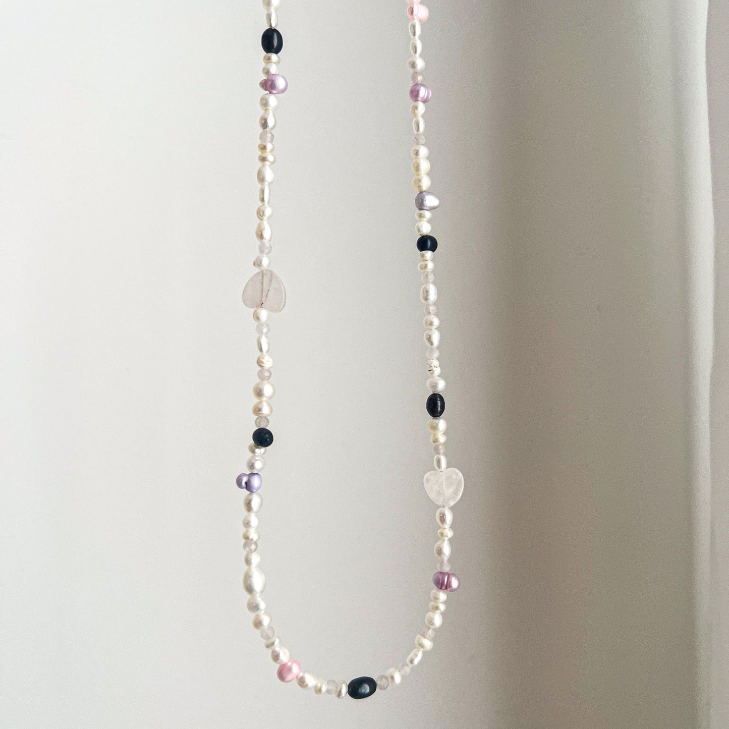 ARI שרשרת פנינים עם לב רוז קוורץ