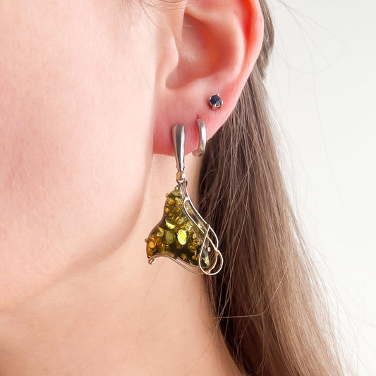 עגילי כסף נרקיס עם ענבר ירוק בעבודת יד