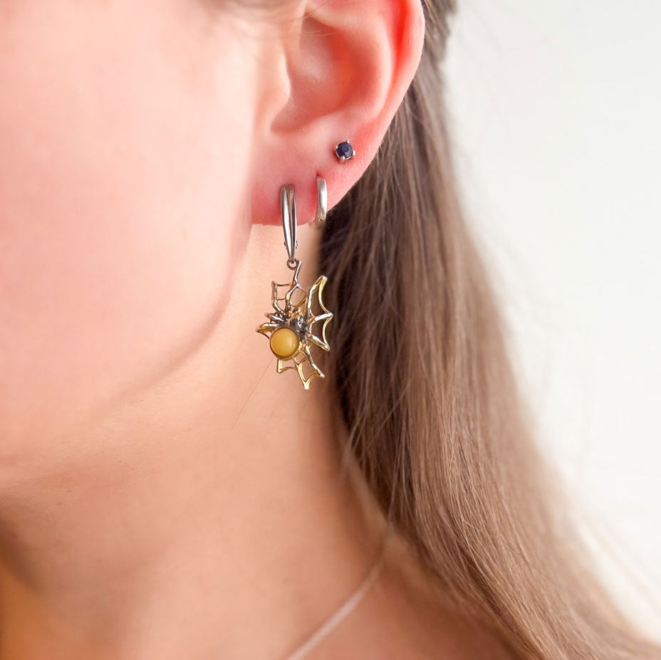 עגילי כסף עם ענבר צהוב חלבי "ספיידי" בעבודת יד