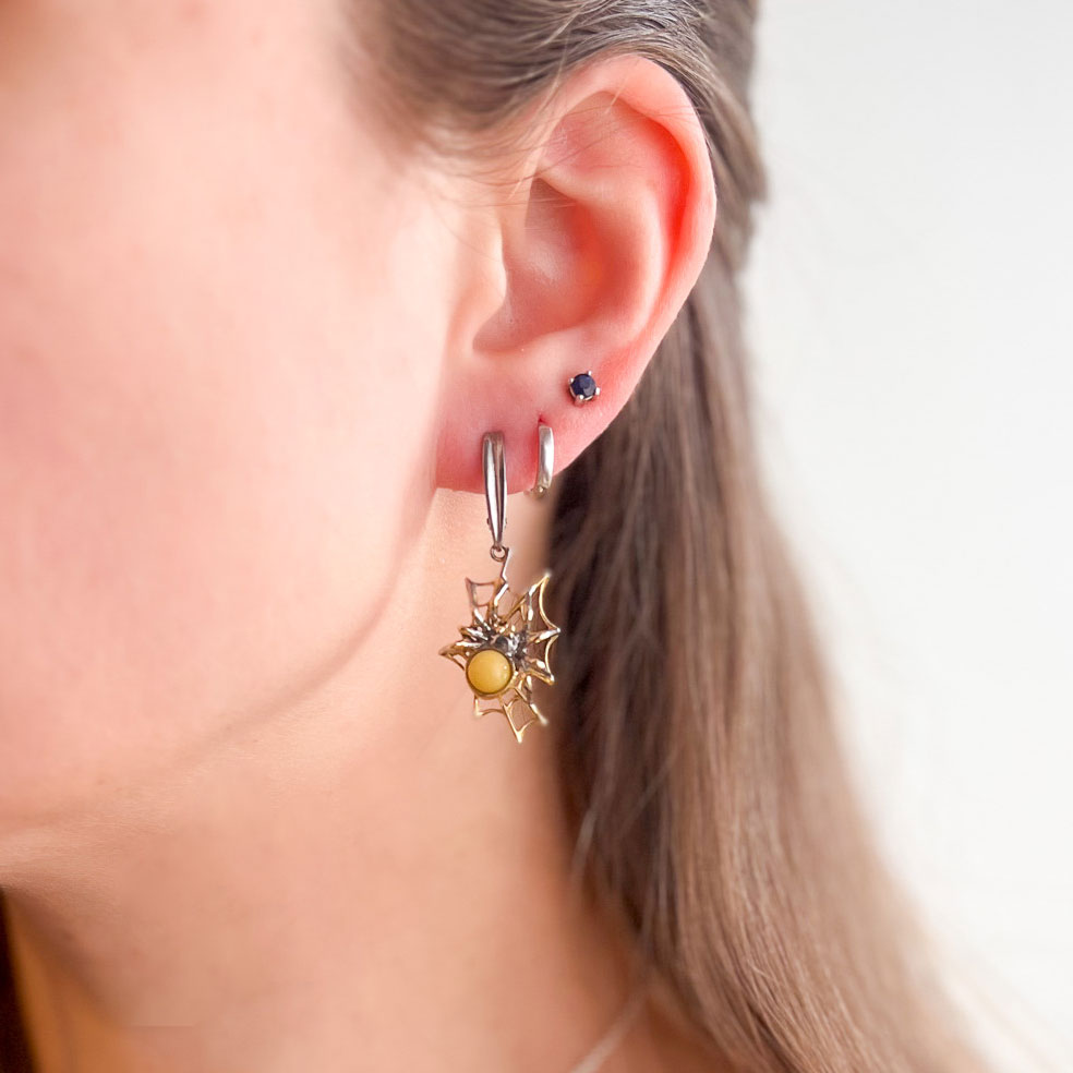 עגילי כסף עם ענבר צהוב חלבי "ספיידי" בעבודת יד