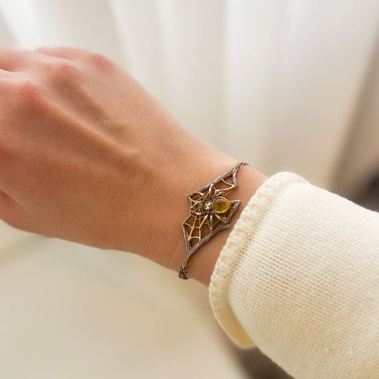 צמיד כסף עם ענבר צהוב "ספיידי" בעבודת יד