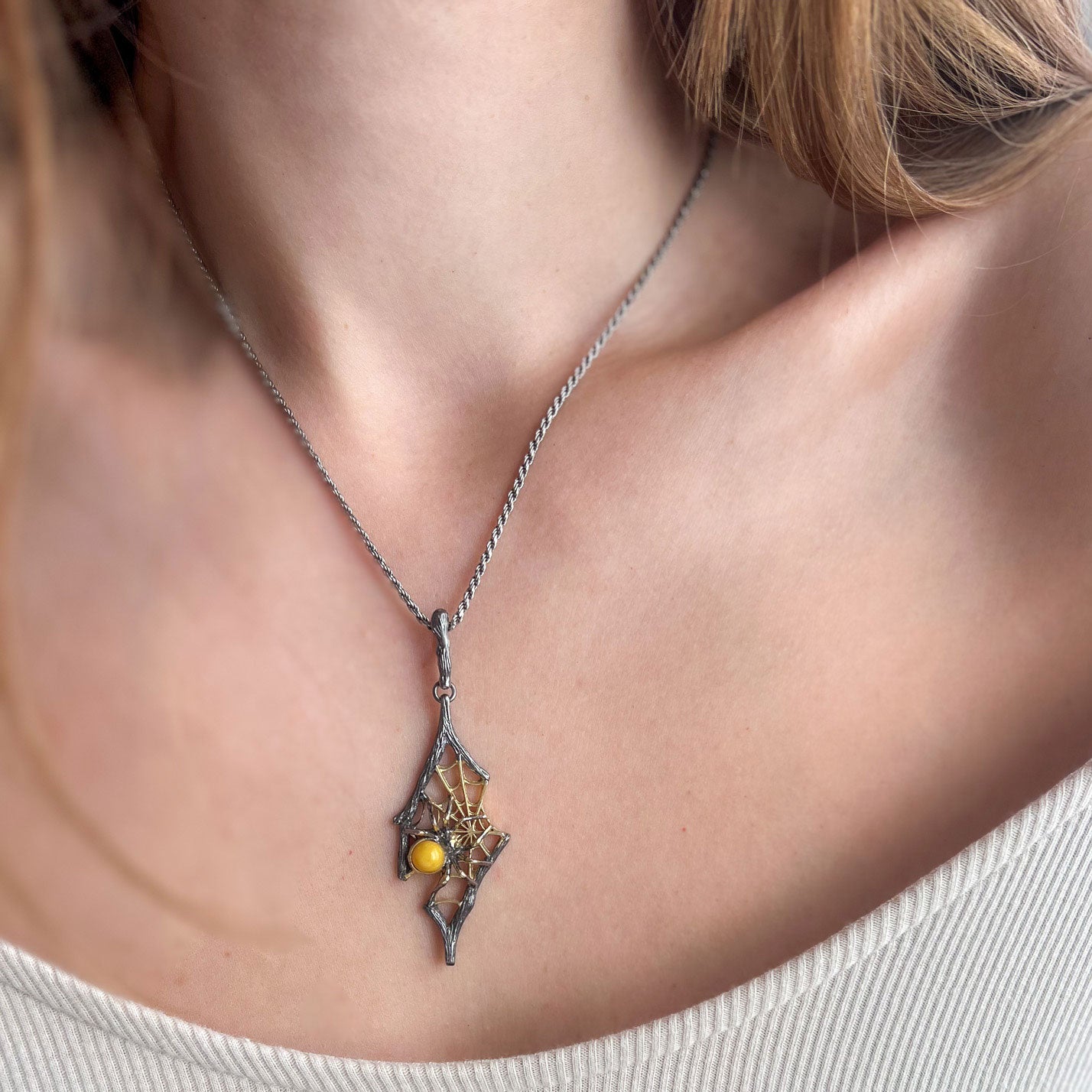 תליון כסף עם ענבר צהוב חלבי "ספיידי" בעבודת יד