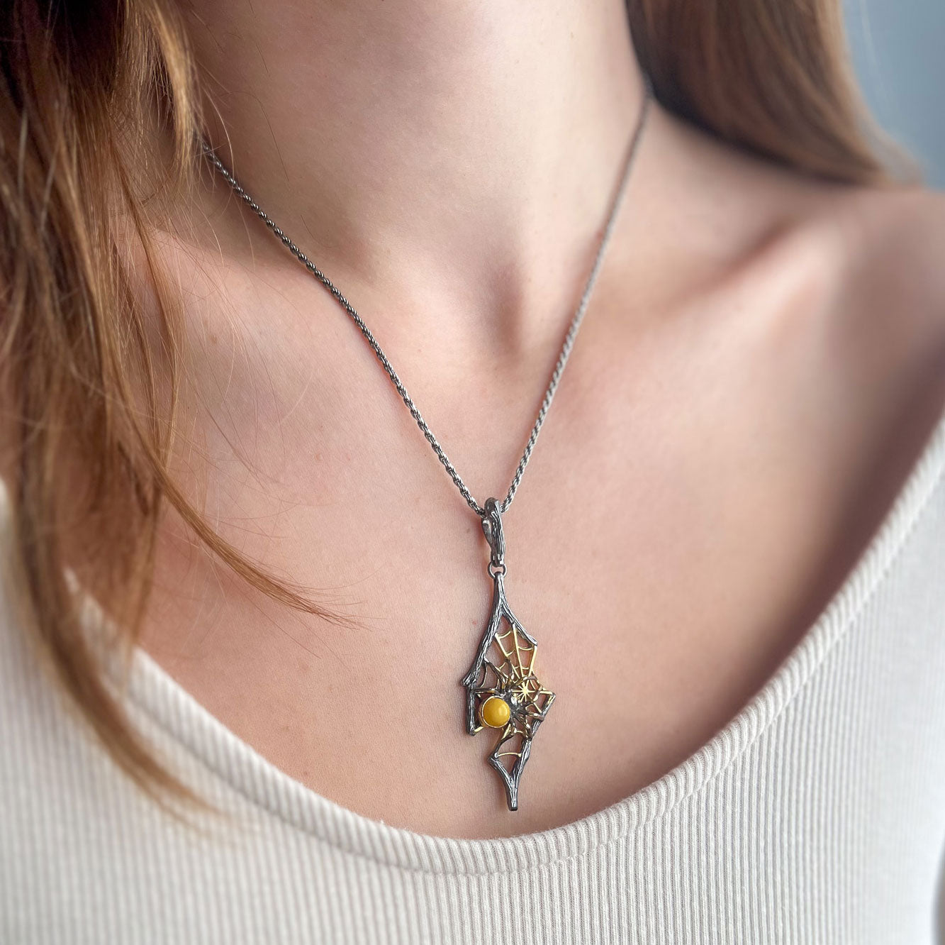 תליון כסף עם ענבר צהוב חלבי "ספיידי" בעבודת יד