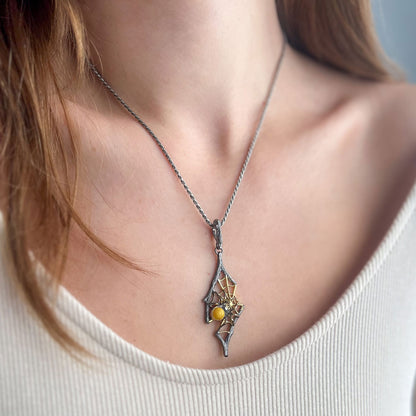 תליון כסף עם ענבר צהוב חלבי "ספיידי" בעבודת יד