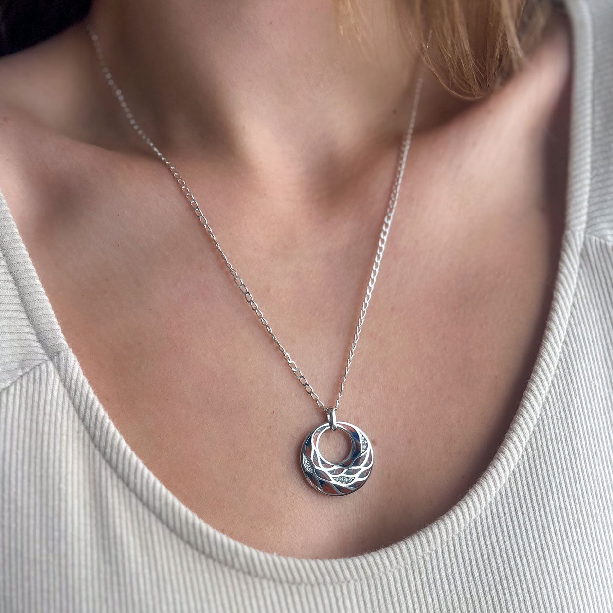 שרשרת כסף עם תליון אמייל טווס כחול