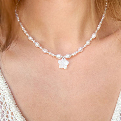 שרשרת פנינים עדינה עם תליון פרח דובדבן מצדף