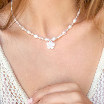 שרשרת פנינים עדינה עם תליון פרח דובדבן מצדף