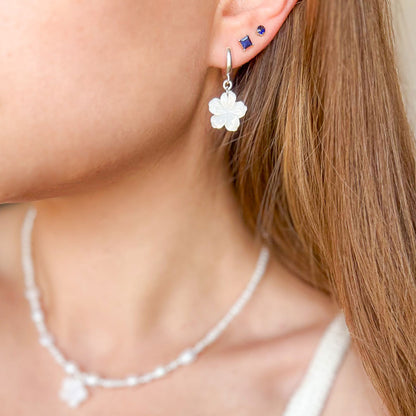 עגילי כסף 925 עם תליון פרח דובדבן מצדף