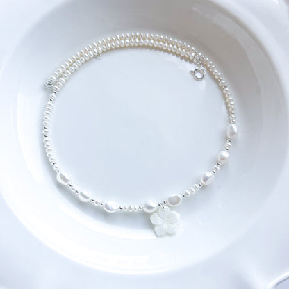 שרשרת פנינים עדינה עם תליון פרח דובדבן מצדף