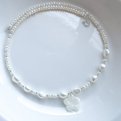 שרשרת פנינים עדינה עם תליון פרח דובדבן מצדף