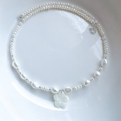 שרשרת פנינים עדינה עם תליון פרח דובדבן מצדף