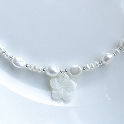 שרשרת פנינים עדינה עם תליון פרח דובדבן מצדף